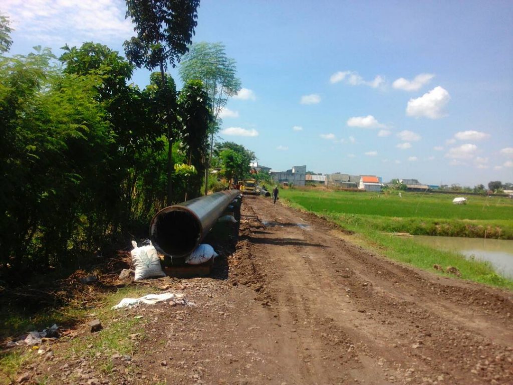 Jalan Tidak Bisa Dilalui Akibat Proyek Pipa, Warga Protes