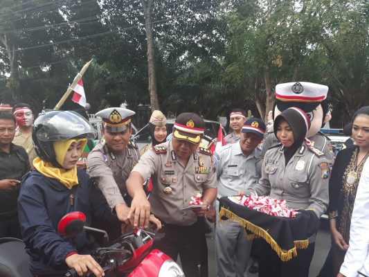 Peringati HUT RI Ke 72, Polres Banyuwangi Bagikan Bendera Merah Putih ...