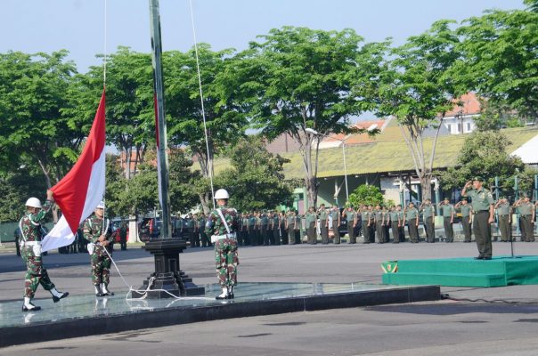 Peringati Hari Sumpah Pemuda, Prajurit Upacara di Lapangan 