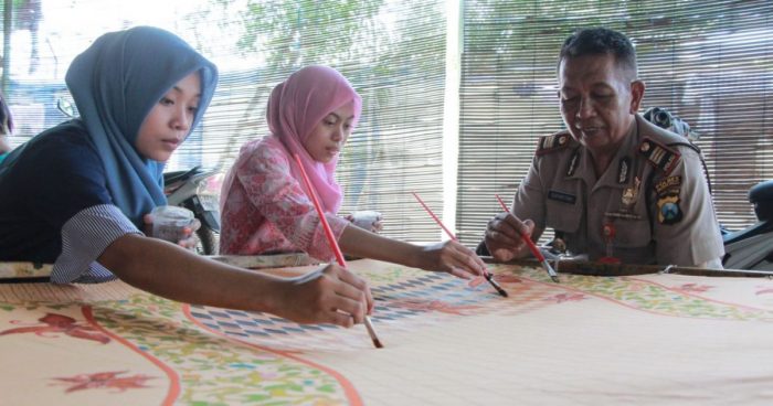 Ingin Belajar Batik  Datanglah ke Galeri Batik  Dewi  