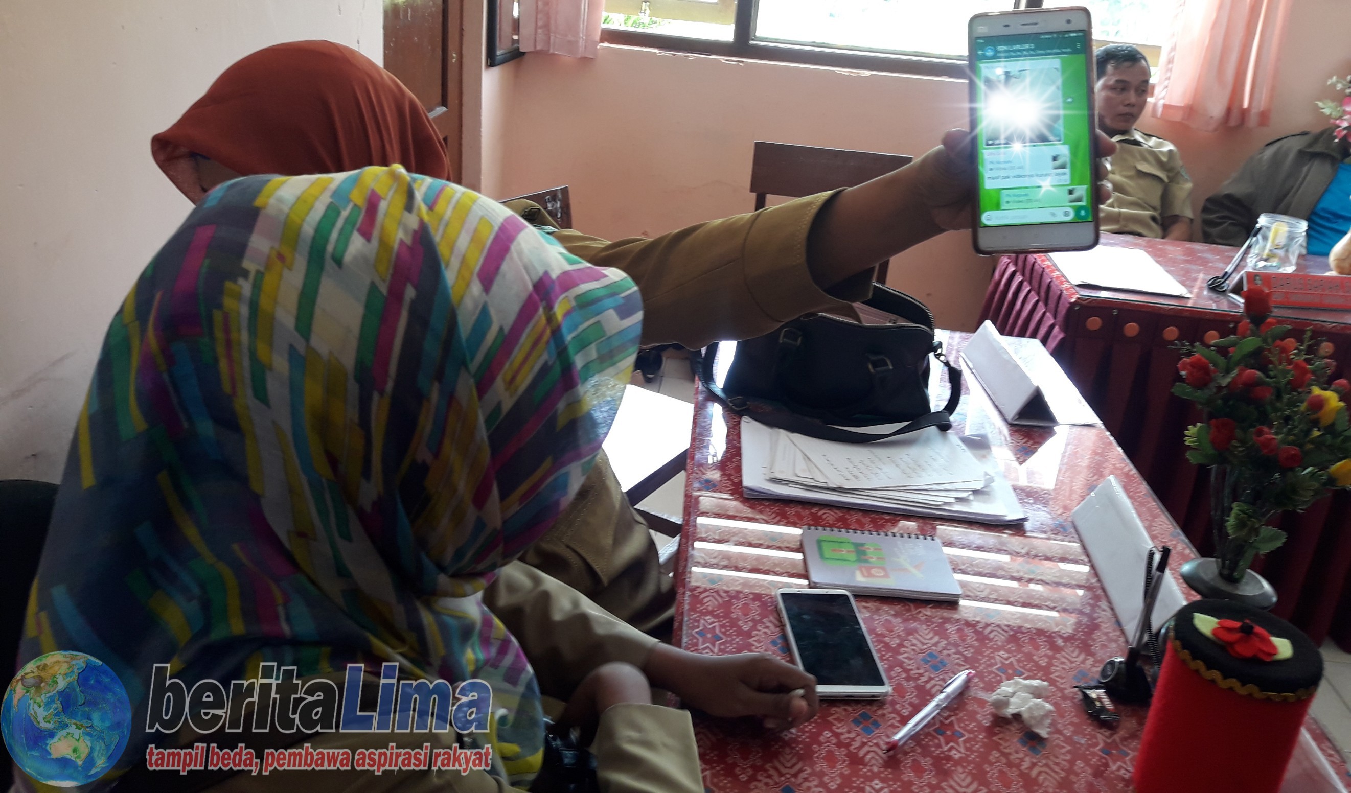 Guru GTT SDN Larangan Luar 3 Pamekasan Ini, Beberkan Penyebar Video Porno  di Group WA – Beritalima.com