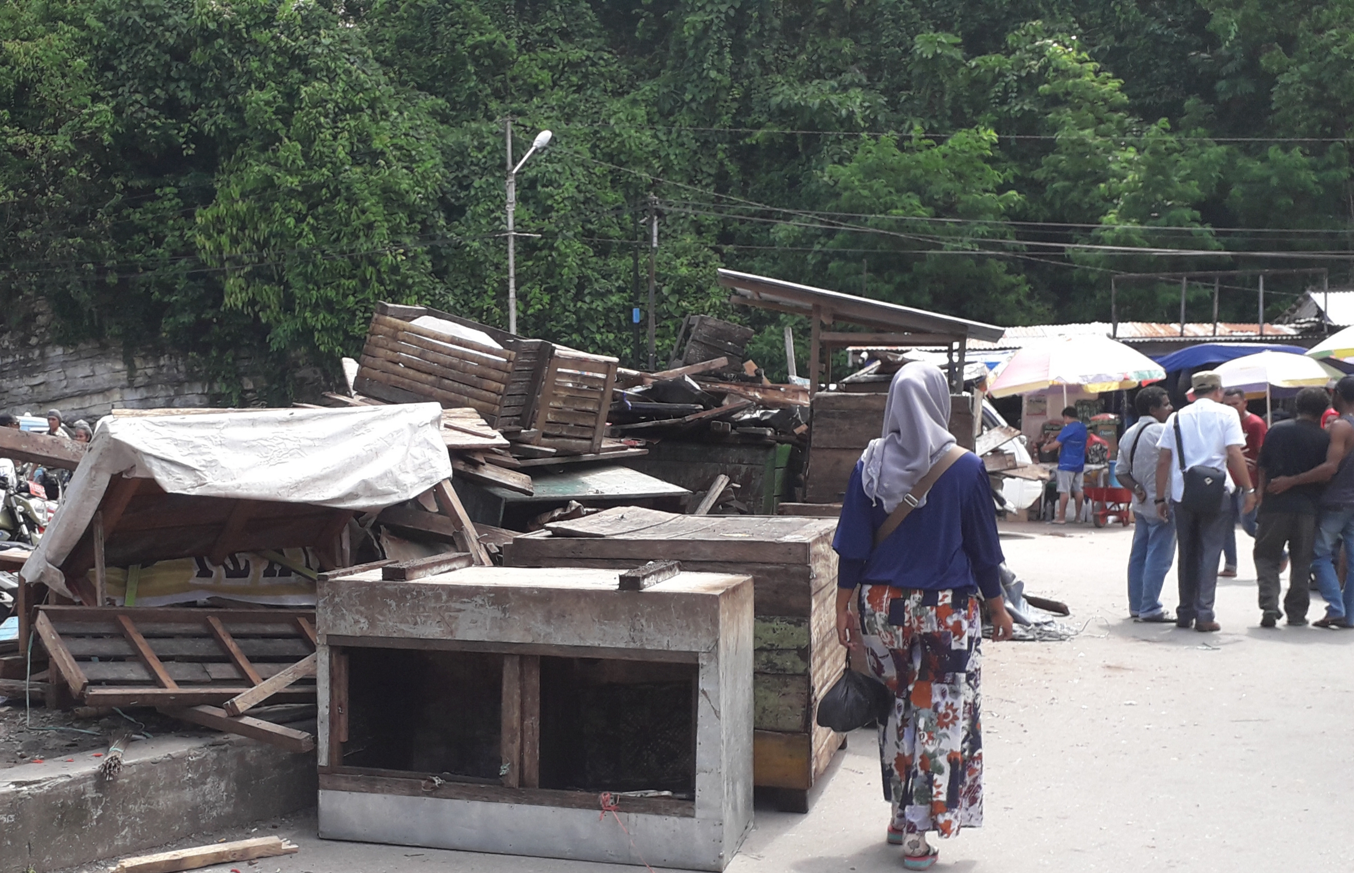 Satpol Pp Bongkar Tempat Titipan Barang Dagangan Di Pasar Thumburuni Fakfak 5662