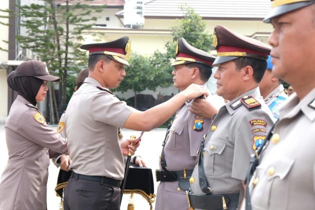 Sertijab Tiga Perwira Dan Upacara Korps Rapot, Di Pimpin Kapolresta ...