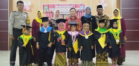 wisuda paud halbar