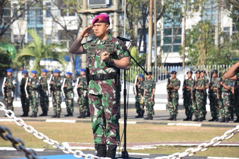 Komandan Batalyon Marinir Pertahanan Pangkalan V Pimpin Upacara Bendera ...