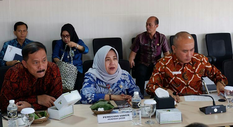 Dyah Wahyu Ermawati (Tengah) saat menghadiri RUPS Petrogas
