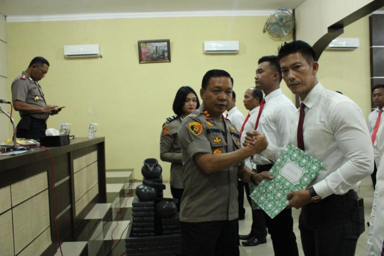 Kapolres Sergai Berikan Reward Kepada Personil Yang Berprestasi