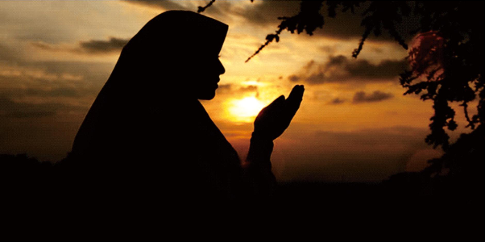 Траур в исламе. Молящийся на закате. Мусульманин на закате. Мусульманка молится в ночи. Женщина молится на закате.