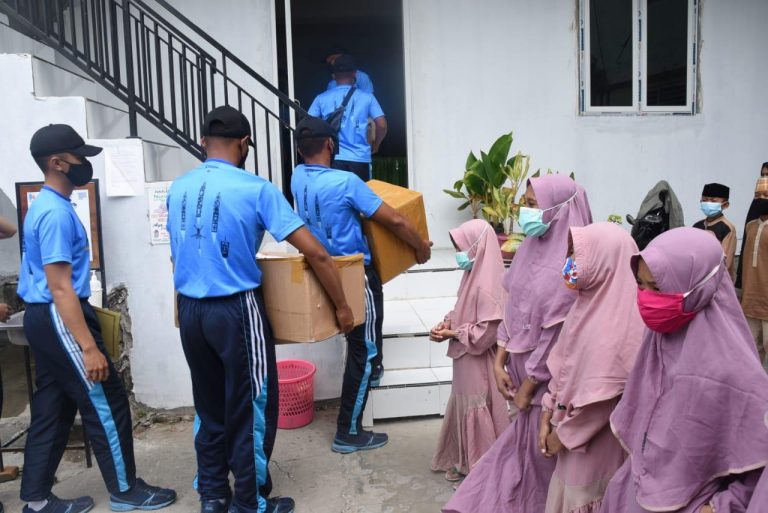 Sambagi Panti Asuhan, Taruna AAL Satlat Jalayudha Beri Bantuan Anak