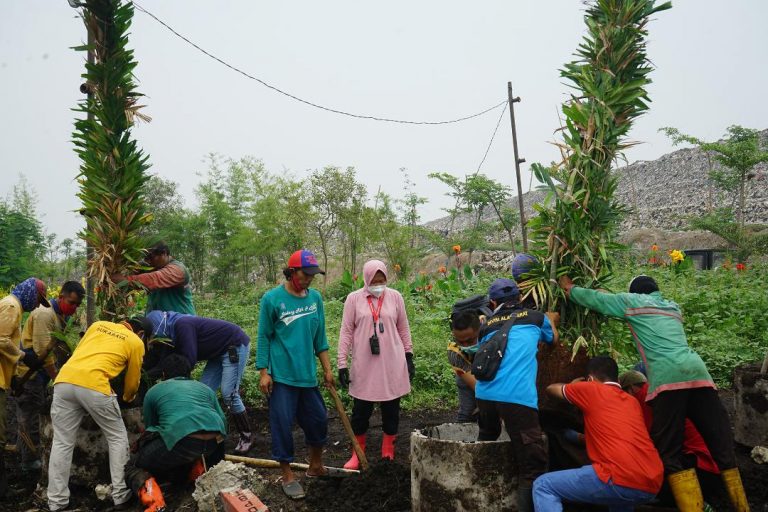 Bangun Green Belt Wali Kota Risma Terus Tanam Pohon Di Sekitar Tpa Benowo Beritalima Com