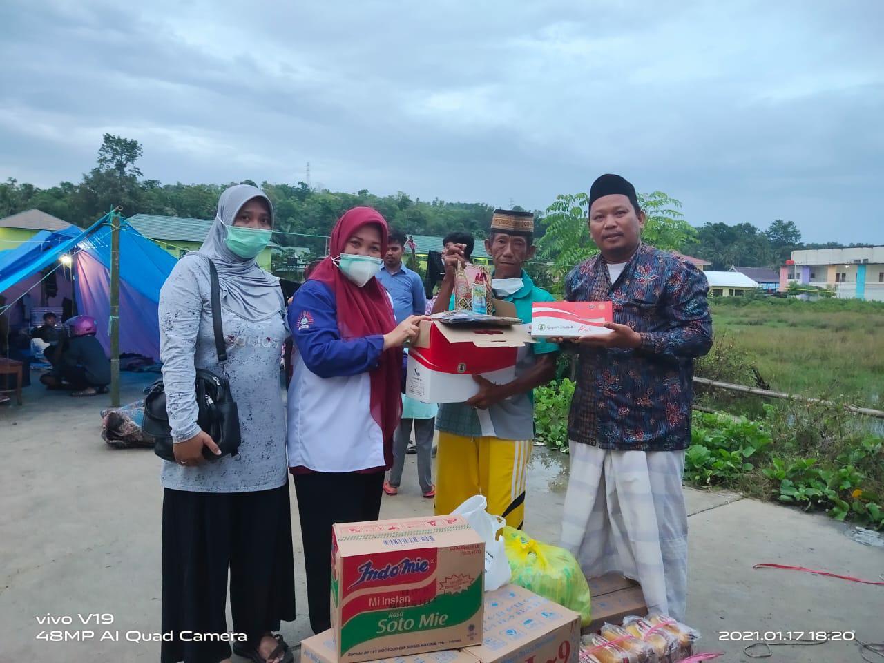 Rektor Unasman Polman Dr Chuduriah Kunjungi Pengungsi Korban Tanah Longsor dan Gempa Sulbar ...