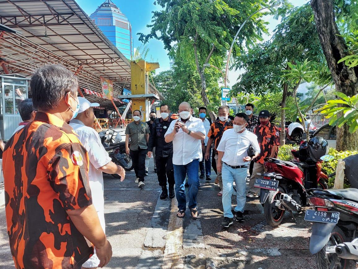 Keterangan Foto: Warga Kauman Baru III, Pakal, Surabaya saat menyambut kunjungan Ketua DPD RI, AA LaNyalla Mahmud Mattalitti bersama rombongan.