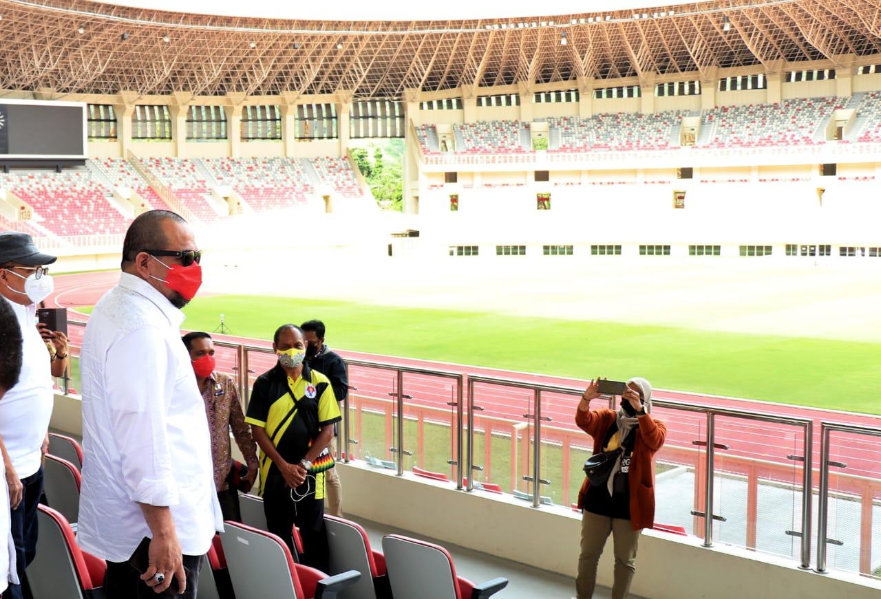 Keterangan Foto: Ketua DPD RI saat meninjau kesiapan stadion Lukas Enembe di Jayapura, Papua, awal Februari lalu.