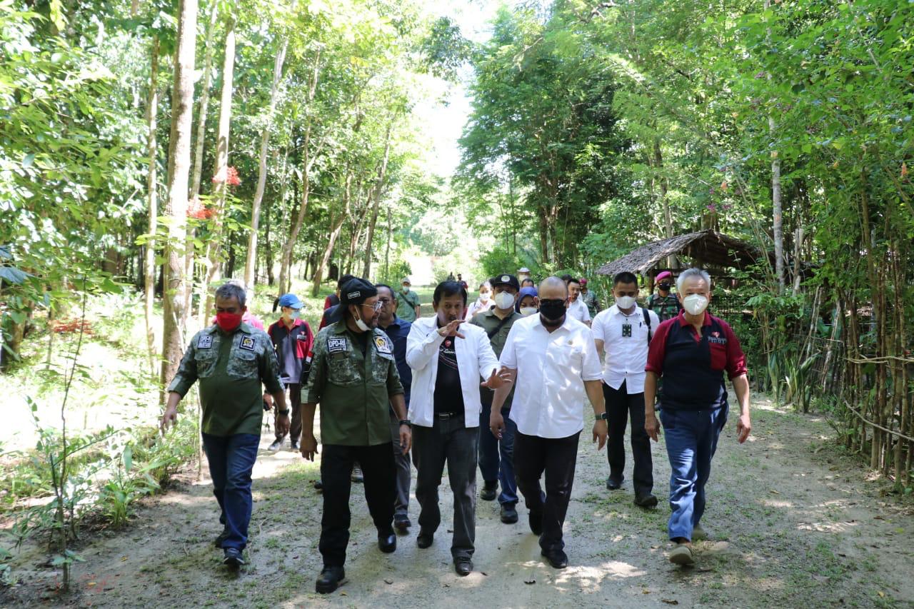 Ketua DPD RI, AA LaNyalla Mahmud Mattalitti didampingi sejumlah Senator, Staf Kesekjenan DPD RI dan Pendiri TWNC Tommy Winata saat berjalan menyusuri Desa Waykaru di kawasan Tambling.