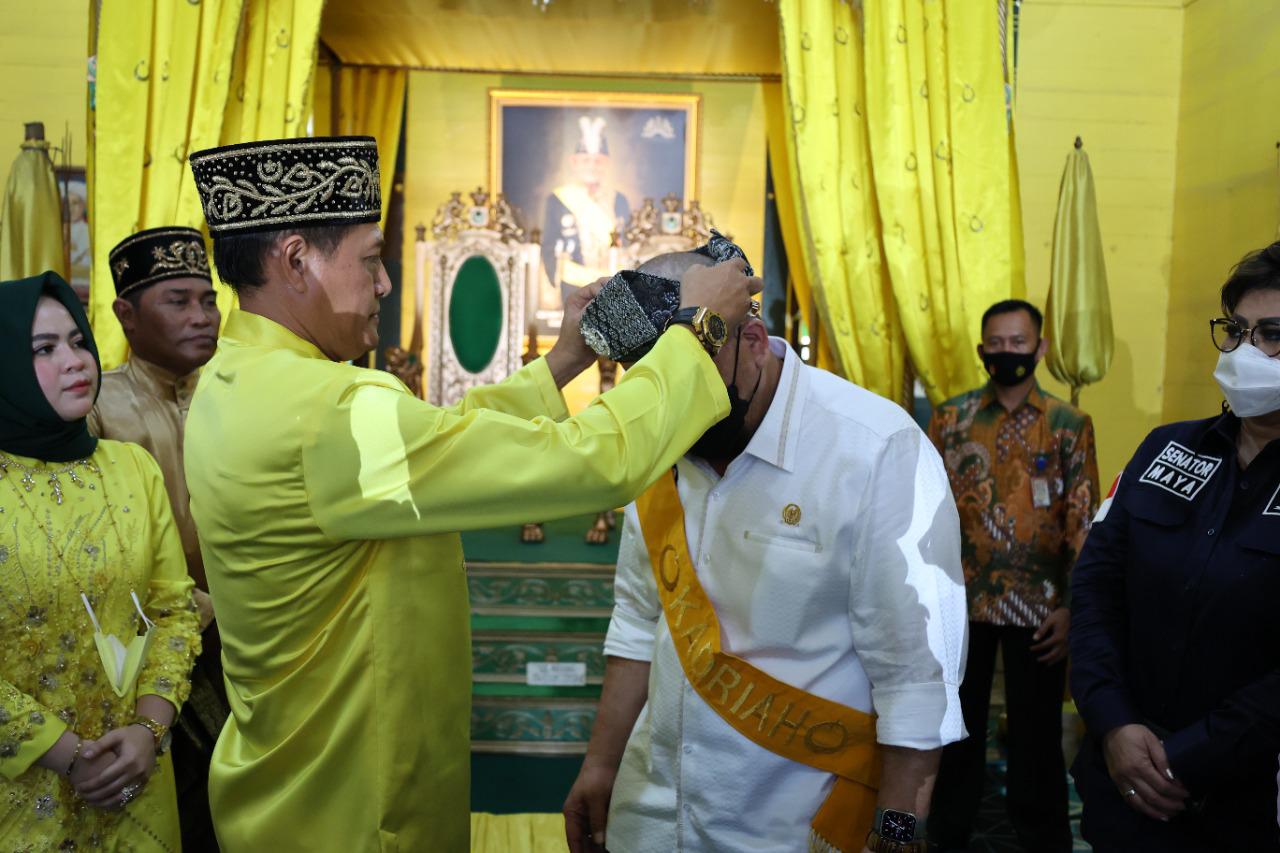 Ketua DPD RI, AA LaNyalla Mahmud Mattalitti, mendapat gelar kehormatan, Datuk, saat berkunjung ke Keraton Kadriah Kesultanan Pontianak, Minggu (13/6).