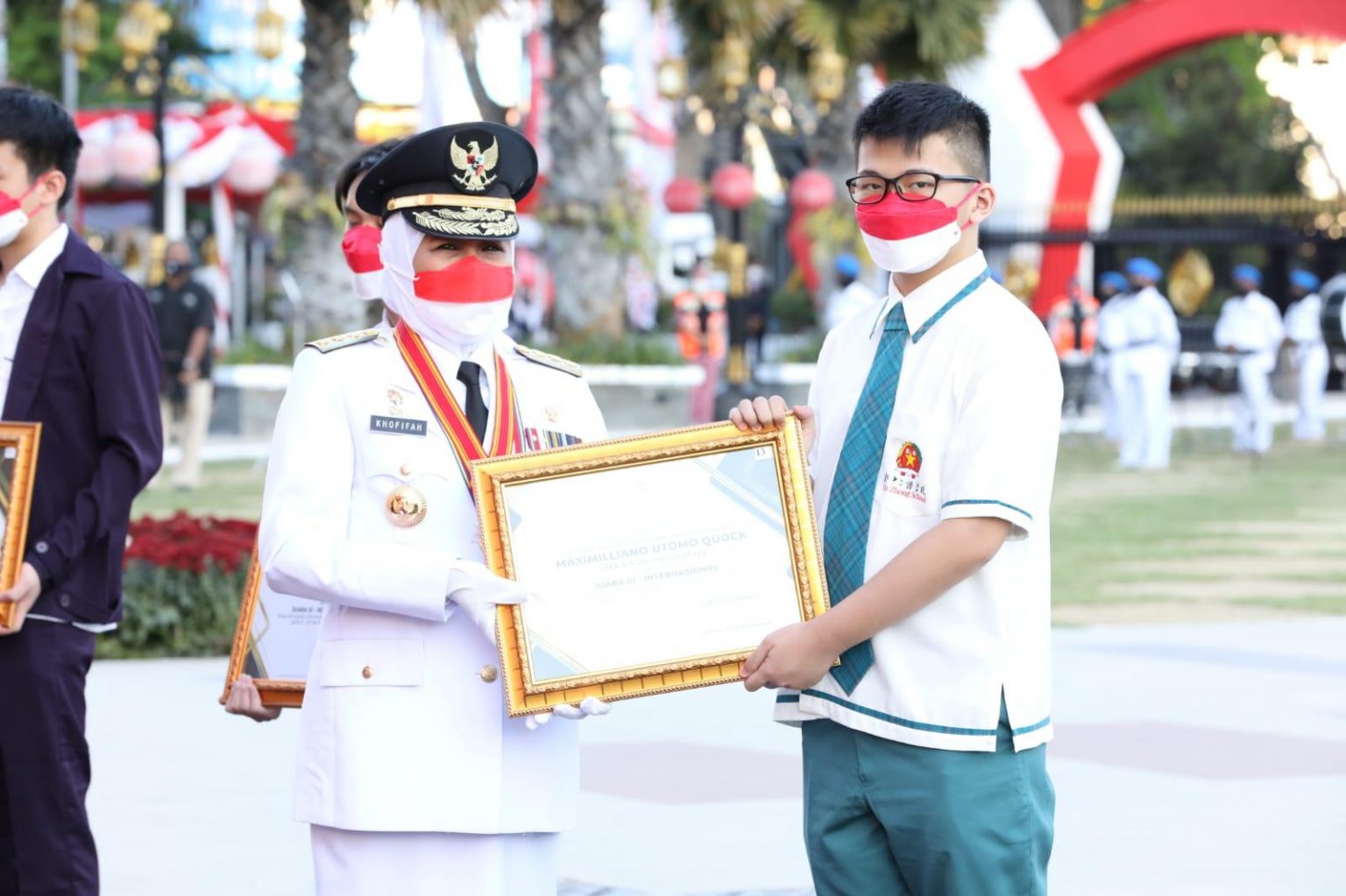 Momen Upacara Penurunan Bendera HUT RI Ke 76, Gubernur Bagi Penghargaan ...