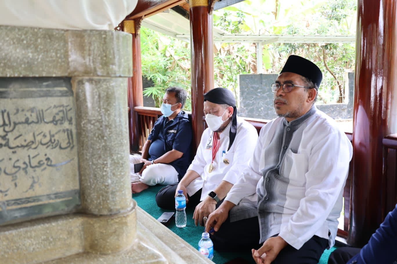 Ketua DPD RI AA LaNyalla Mahmud Mattalitti berziarah ke Makam Tjut Nyak Dhien di Kampung Gunung Puyuh, Desa Sukajaya, Kecamatan Sumedang Selatan, Sumedang, Sabtu (21/8).