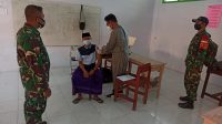 Aparat TNI mendampingi proses vaksinasi di Pondok Pesantren Mambaul Ulum Bondowoso. (Rois/beritalima.com)
