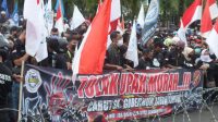 Buruh Sarbumusi dan SPSI Jember berunjuk rasa di depan Pendopo Bupati (Sugik/ beritalima.com)