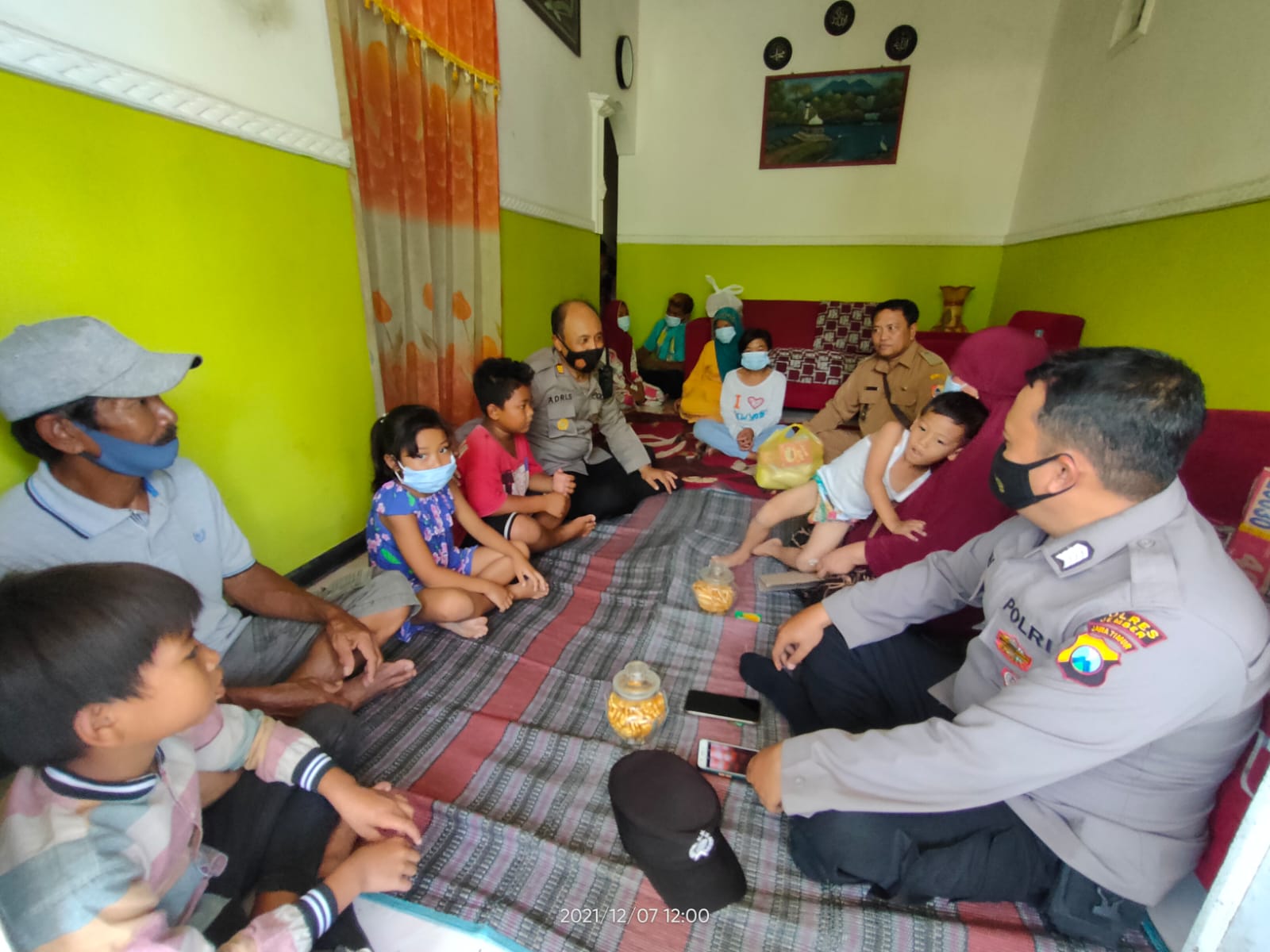 Polisi berikan trauma hearing bagi pengungsi Erupsi Gunung Semeru (Istimewa/ beritalima.com)