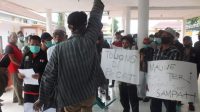 Sejumlah warga geruduk Kantor Desa Bangsalsari sambil bawa poster (beritalima.com/sugik)