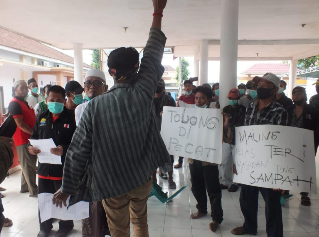 Sejumlah warga geruduk Kantor Desa Bangsalsari sambil bawa poster (beritalima.com/sugik)