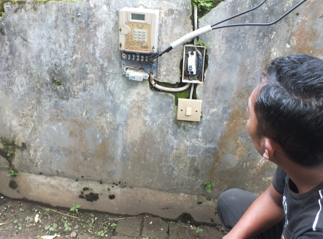 Meteran listrik lengkap dengan kabel masih menempel di tembok (Sugik/ beritalima.com)