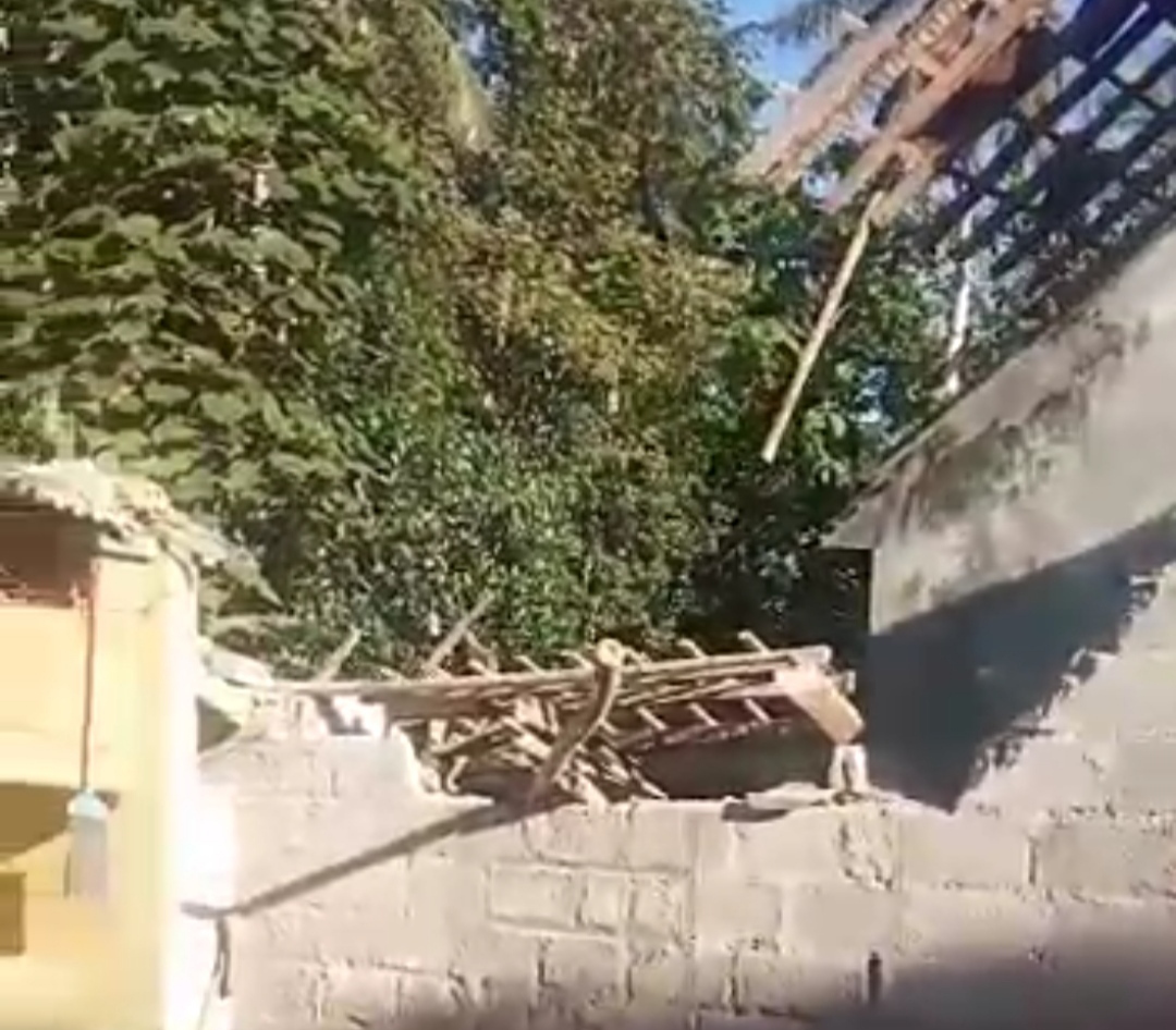 Salah satu rumah warga jember yang rusak akibat gempa (beritalima.com/sugik)