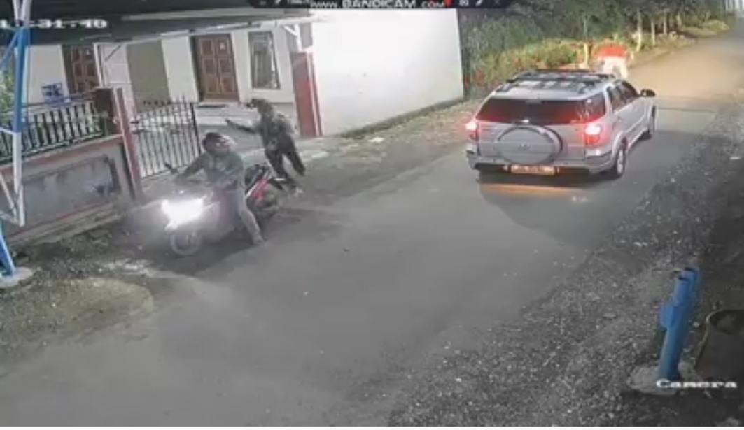 Aksi dugaan pencurian sepeda motor di rumah kos terekam CCTV (beritalima.com/sugik)