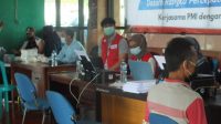 Petugas dari Dinkes dan PMI Jember melakukan vaksinasi di terminal (beritalima.com/sugik)
