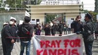 Unjuk rasa mahasiswa Unipar Jember dihalaman kampusnya (beritalima.com/sugik)