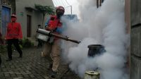 Petugas PMI Jember lakukan fogging di sekitar rumah warga (beritalima.com/istimewa)