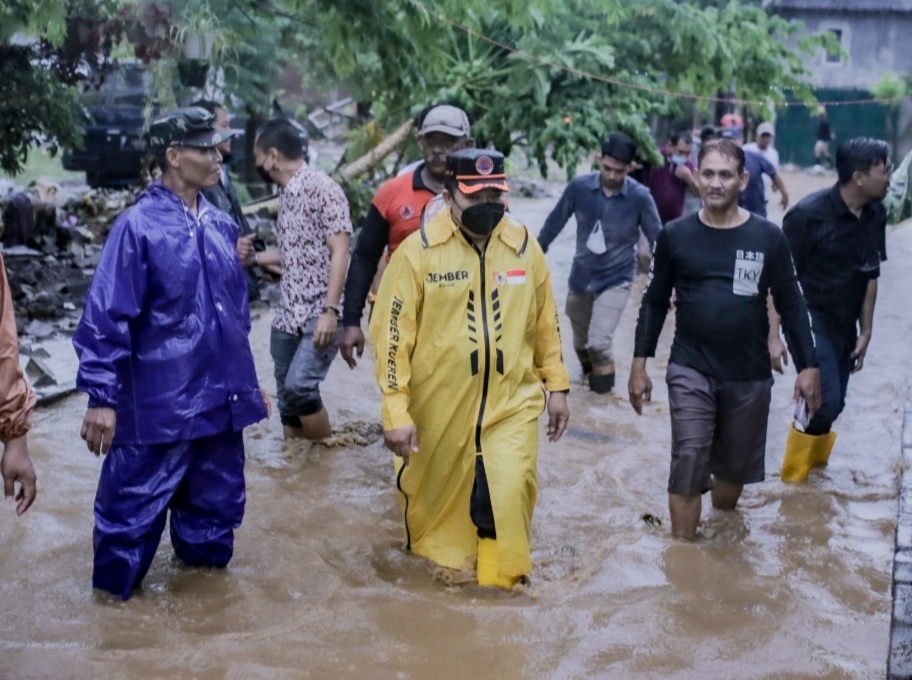 Bupati Jember saat turun ke lokasi banjir di Mangli (beritalima.com/istimewa)