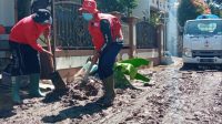 Relawan PMI Jember membersihkan lumpur akibat banjir (beritalima.com/sugik)