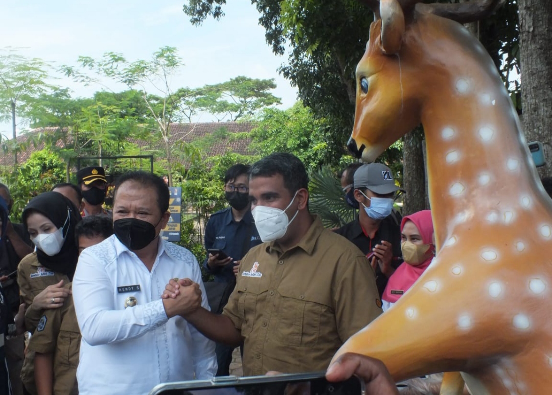Bupati Hendy bersama Owner Jember Mini Zoo Adnan Muhammad (beritalima.com/sugik