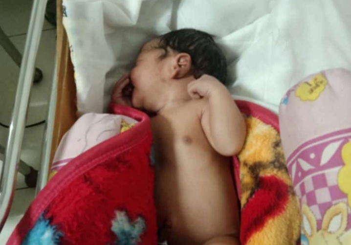 Bayi yang ditemukan didepan pintu rumah warga Kencong (beritalima.com/istimewa)