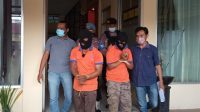 Berkaos orange, dua tersangka komplotan pencuri sapi diamankan Polisi (beritalima.com/sugik)