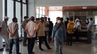 Puluhan rekanan proyek wastafel mendatangi Kantor Pemkab Jember (beritalima.com/sugik)