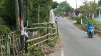 Jembatan yang ditabrak pengendara motor terletak di Desa Wirowongso, Kecamatan Ajung (beritalima.com/sugik)