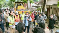 Bupati Jember meninjau perbaikan jalan di Kecamatan Silo (beritalima.com/istimewa)