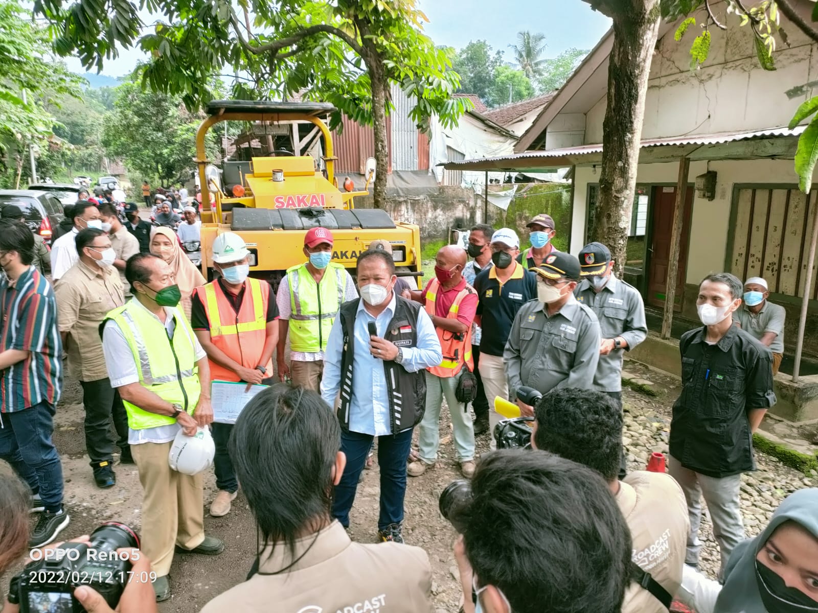 Bupati Jember meninjau perbaikan jalan di Kecamatan Silo (beritalima.com/istimewa)
