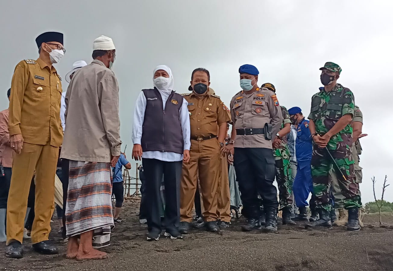 Gubernur Khofifah meninjau lokasi ritual di Pantai Payangan Jember (beritalima.com/sugik)
