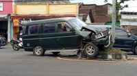 Mobil Izusu Panther menyeruduk tiang lampu PJU di Jalan Hayam Wuruk (beritalima.com/sugik)