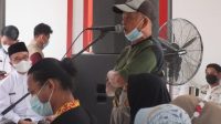Dulkowi alias Pak En mengadu ke Bupati Hendy di Pendopo Kecamatan Sumberjambe (beritalima.com/sugik)