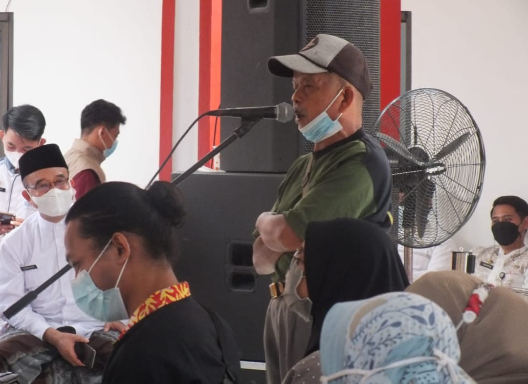 Dulkowi alias Pak En mengadu ke Bupati Hendy di Pendopo Kecamatan Sumberjambe (beritalima.com/sugik)