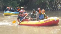 Bupati Jember menyusuri sungai bedadung dengan perahu karet (beritalima.com/sugik)