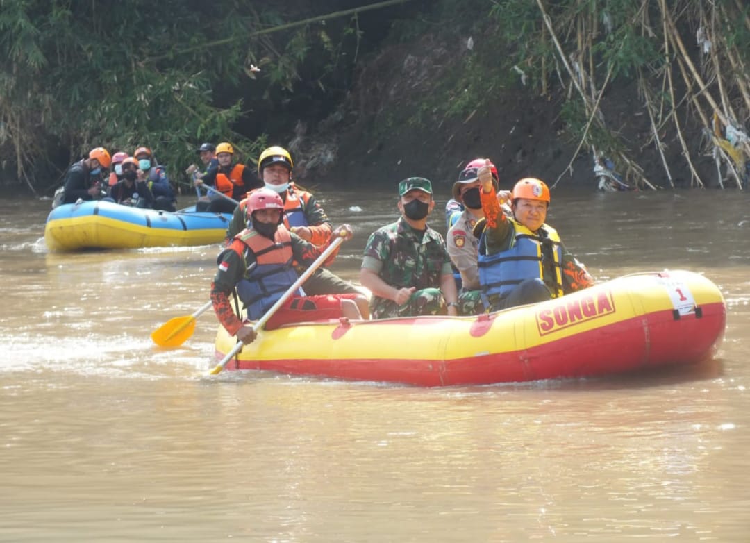Bupati Jember menyusuri sungai bedadung dengan perahu karet (beritalima.com/sugik)