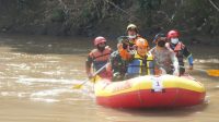 Menaiki perahu karet, Bupati Hendy menyusuri sungai bedadung (beritalima.com/sugik)