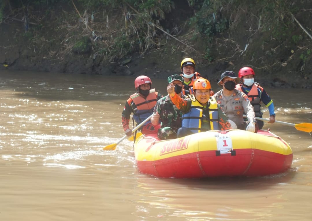 Menaiki perahu karet, Bupati Hendy menyusuri sungai bedadung (beritalima.com/sugik)