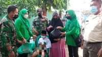 Koramil Ajung dan Ibu-Ibu Persit Kartika Chandra Kirana berikan tali asih ke peserta khitanan massal (beritalima.com/sugik)